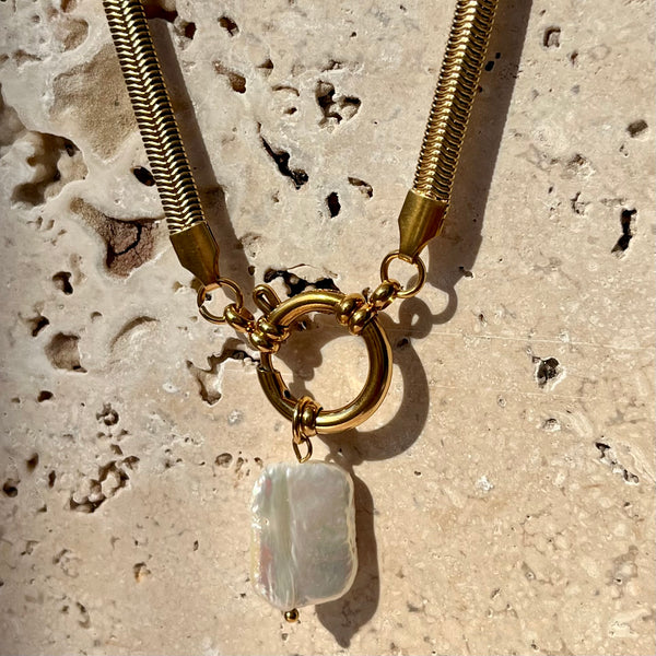 Collar Isis